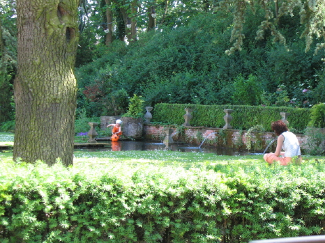 #18303 - Kleine Rolf lekker met water spelen